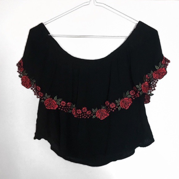 Off the shoulder top with roses - Picture 3 of 3
